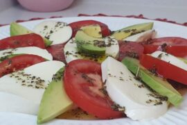Best Ensalada Caprese con Palta Near Me