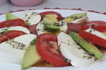 Best Ensalada Caprese con Palta Near Me