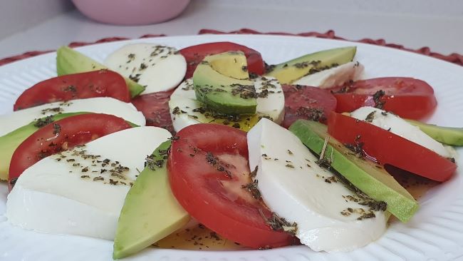 Best Ensalada Caprese con Palta Near Me